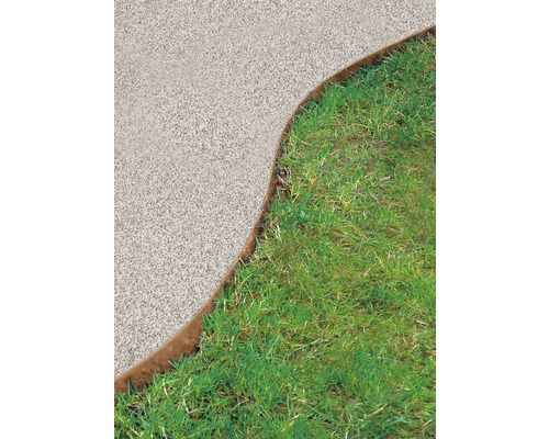 Gartenlandschaft mit Rasenkante und Kiesweg