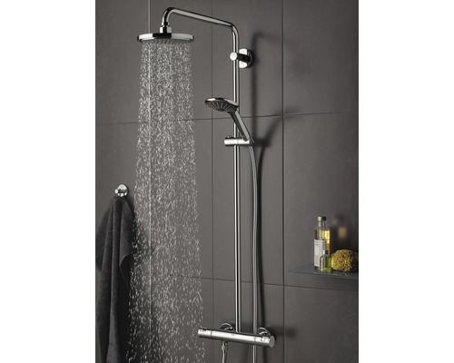 Système de douche avec douche de tête et douchette à main dans la salle de bains