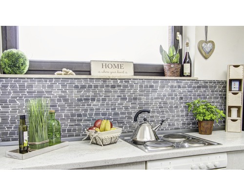 Scène de cuisine avec mosaïque, décoration et ustensiles de cuisine.