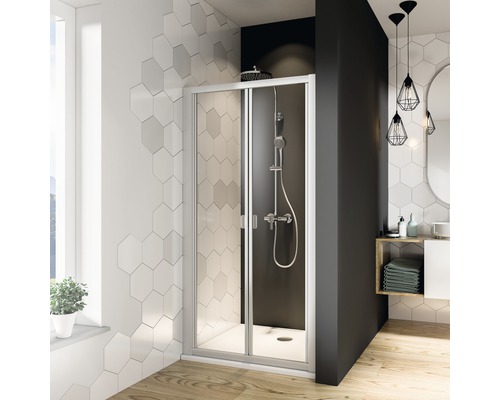 Badezimmer mit Duschkabine, Waschbecken und hexagonalen Fliesen