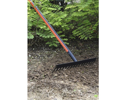 Râteau de jardin pour niveler le sol