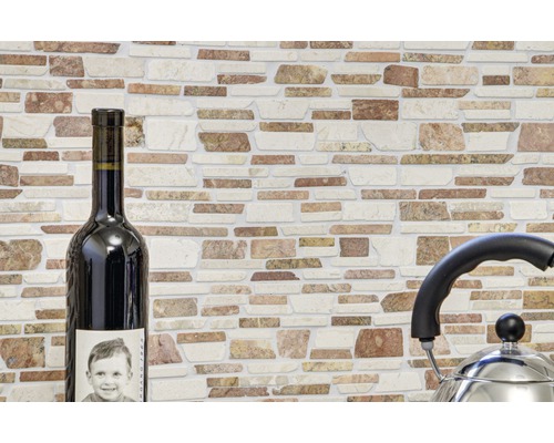 Carrelage mural aspect pierre, bouteille de vin et bouilloire