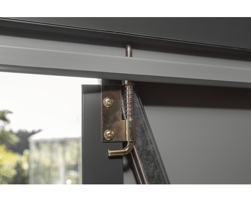 Vue détaillée d''un verrou sur un abri de jardin