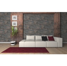 Wohnzimmer mit Sofa, Teppich und Ziegelwand