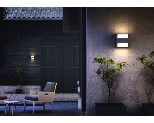 Szene mit Aussenbereich, zwei Gartenleuchten an der Wand montiert