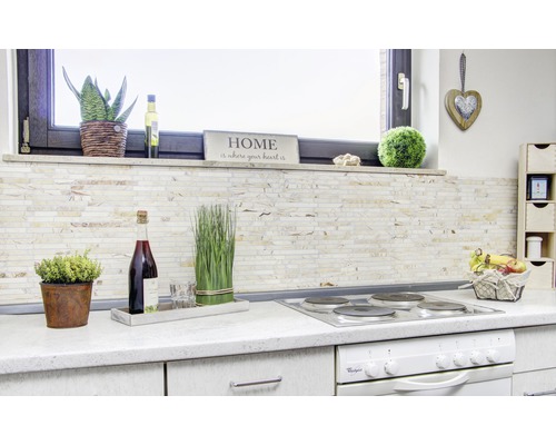 Küchenszene mit Mosaikfliesen, Dekorationen, Kochfeld und Backofen