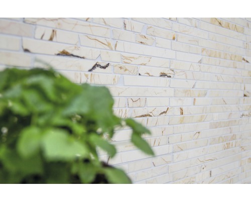 Wandgestaltung mit beige-braunen Riemchen