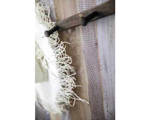 Handtuchhalter aus Holz mit einem Handtuch