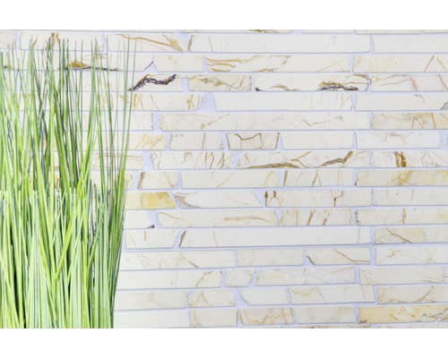 Wandfliesen in Steinoptik und Dekogras