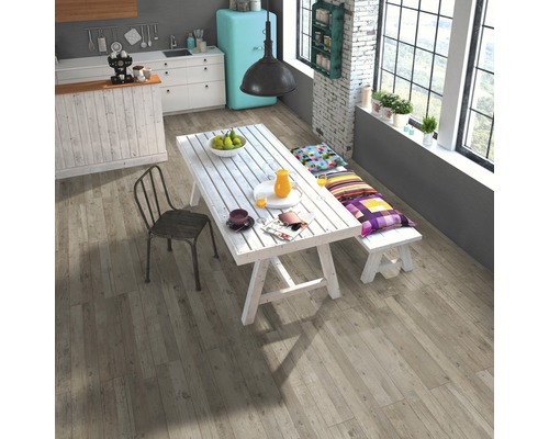 Espace de vie lumineux avec plancher en bois, table à manger et coin salon