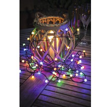 Décoration avec lanterne en bois, bougie et guirlande lumineuse sur table en bois