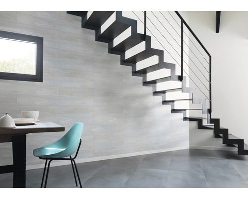 Pièce lumineuse avec escalier, table et chaise