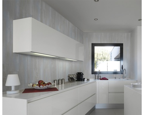 Cuisine claire avec armoires blanches, plan de travail et fenêtre