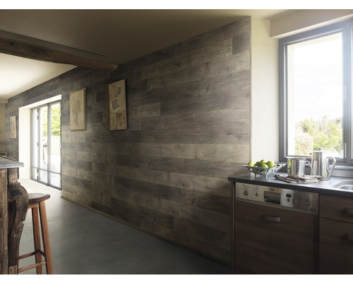 Photo d''intérieur d''une pièce avec des panneaux de bois au mur et des fenêtres