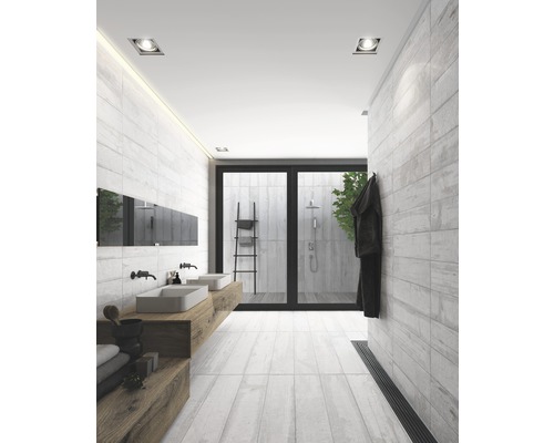 Modernes Badezimmer mit Waschbecken, Spiegel, Fliesen und Dusche.