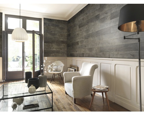 Salon avec lambris en bois au mur, fauteuil et table