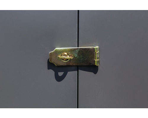 Loquet de serrure en métal sur une porte grise