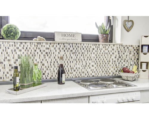 Scène de cuisine avec carrelage mosaïque, décorations et ustensiles de cuisine sur un plan de travail