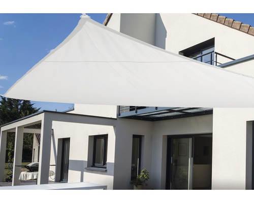 Voile d''ombrage triangulaire devant une maison