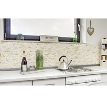 Scène de cuisine avec parement en pierre naturelle, cuisinière et décorations