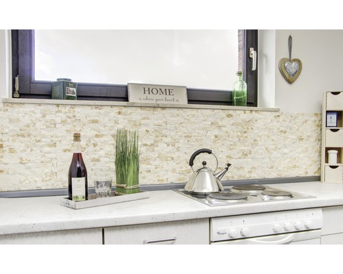 Scène de cuisine avec parement en pierre naturelle, cuisinière et décorations