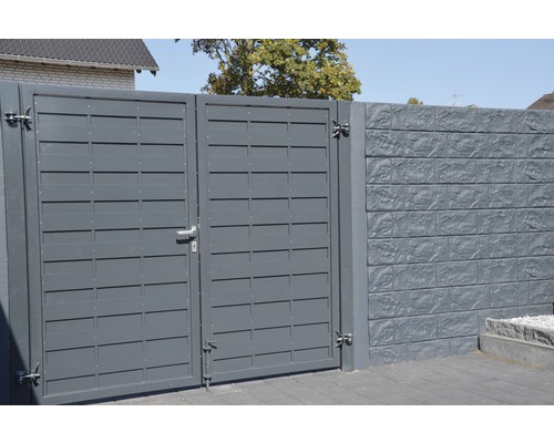 Gartentor und Mauer aus Betonsteinen