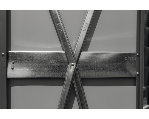 Vue détaillée d''un système d''étagères avec des entretoises et des vis métalliques.