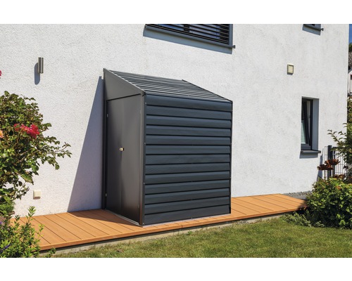 Armoire de jardin en métal avec toit incliné à côté du mur de la maison