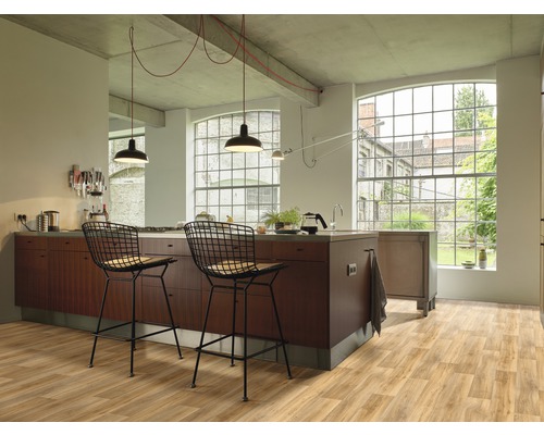 Helle Küche mit Kücheninsel, Barhockern und Holzboden