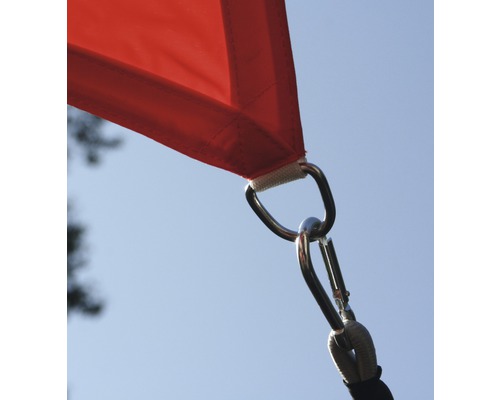 Vue détaillée d''un voile d''ombrage avec matériel de fixation