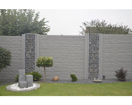 Scène de jardin avec clôture en gabions et plantations