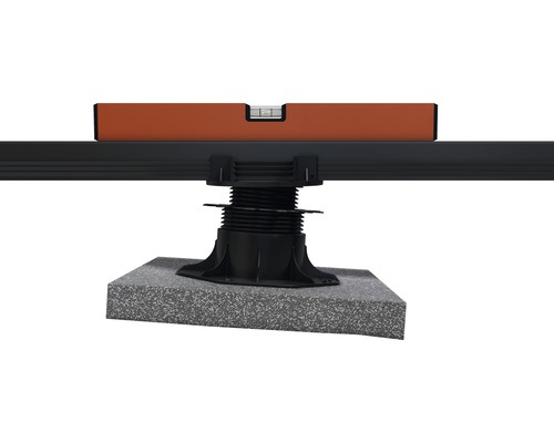 Terrassenlager mit Wasserwaage zur Ausrichtung der Unterkonstruktion