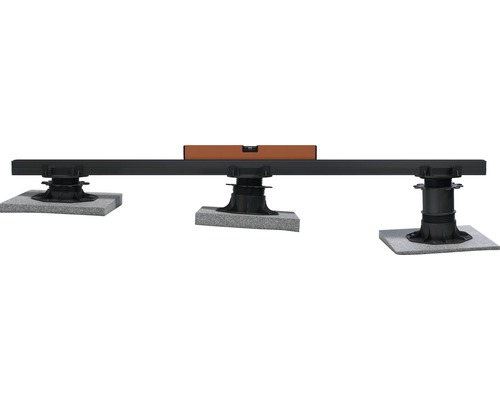 Terrassenunterkonstruktion mit Nivellierfüssen und Wasserwaage