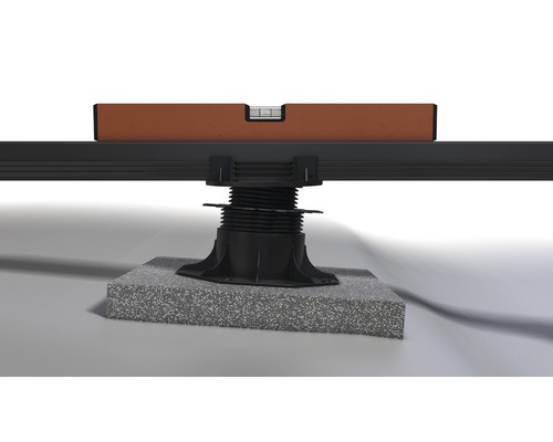Image d''un système de nivellement pour lames de terrasse avec niveau à bulle pour un alignement correct