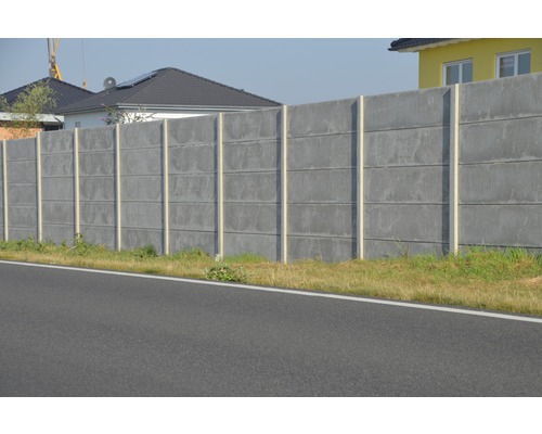 Mur antibruit en béton le long d''une route