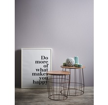 Scène décorative avec deux tables d''appoint, un poster de motivation encadré et des vases décoratifs.