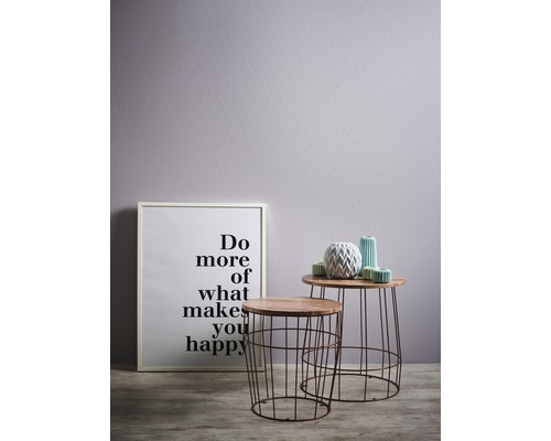 Dekorative Szene mit zwei Beistelltischen, einem gerahmten Motivationsposter und dekorativen Vasen.