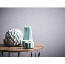 Papier peint à motifs avec des vases décoratifs sur une table