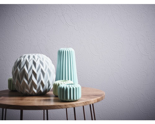 Gemustertes Wandbild mit dekorativen Vasen auf einem Tisch