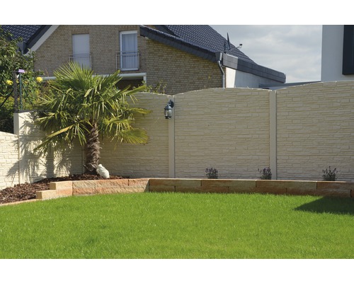 Jardin avec clôture d''intimité, pelouse et petit arbre