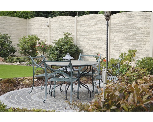 Jardin avec clôture en béton, table de jardin et chaises