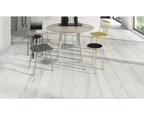 Heller Raum mit Holzboden, Esstisch und Stühlen