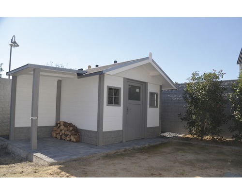 Gartenhaus mit Anbau und Holzlagerplatz