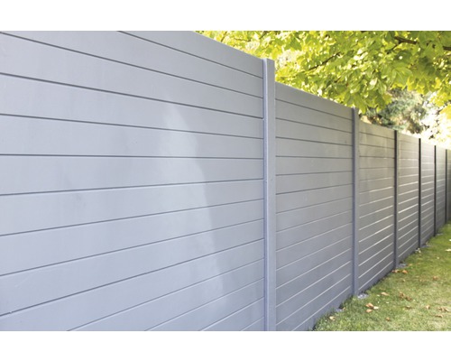 Grauer Sichtschutzzaun aus Holz mit horizontaler Ausrichtung