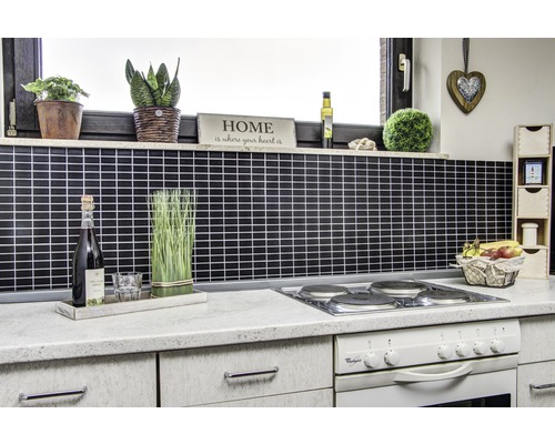 Küchenszene mit Mosaikfliesen, Pflanzen, Dekorationen und Elektroherd