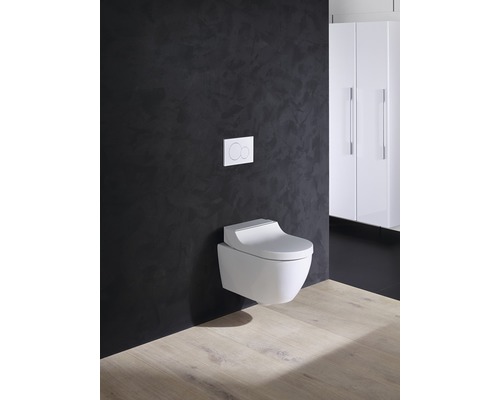 Wandhängendes WC mit Betätigungsplatte in einem modernen Badezimmer