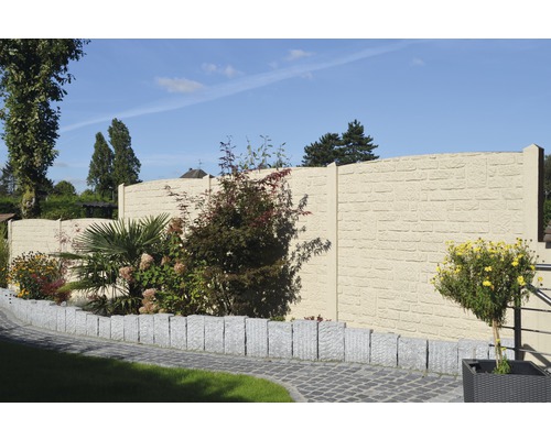 Vue de jardin avec écran antibruit et plantation