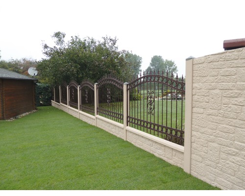 Clôture de jardin décorative en métal avec poteaux en béton et pelouse