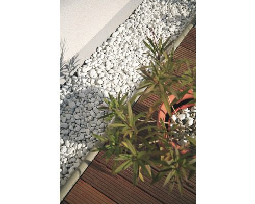 Scène de jardin avec gravier décoratif, terrasse en bois et plante en pot