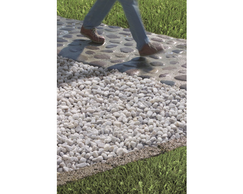 Piéton sur un sentier de jardin avec gravier décoratif